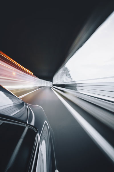 Vista-posteriore-dall'auto-in-movimento