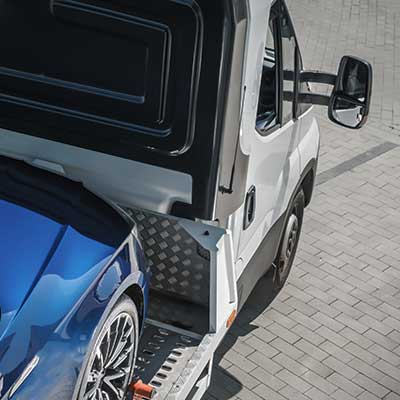 particolare-di-auto-blu-su-un-carro-attrezzi