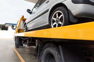 Ancsa carro attrezzi del soccorso stradale che trasporta un'auto