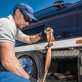Soccorritore-stradale-che-fissa-auto-sul-carro-attrezzi-con-cinghie
